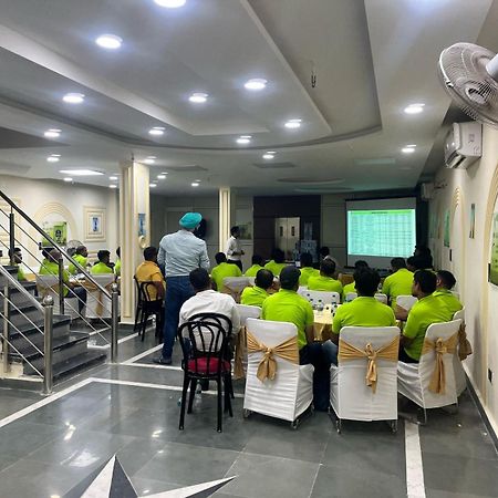 Shourya Hotel And Banquet Noida Luaran gambar