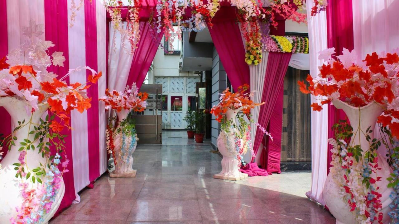 Shourya Hotel And Banquet Noida Luaran gambar